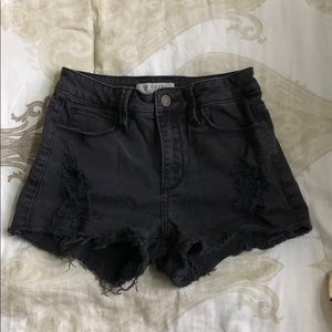 Guess Destroyed Black Highwaisted shorts